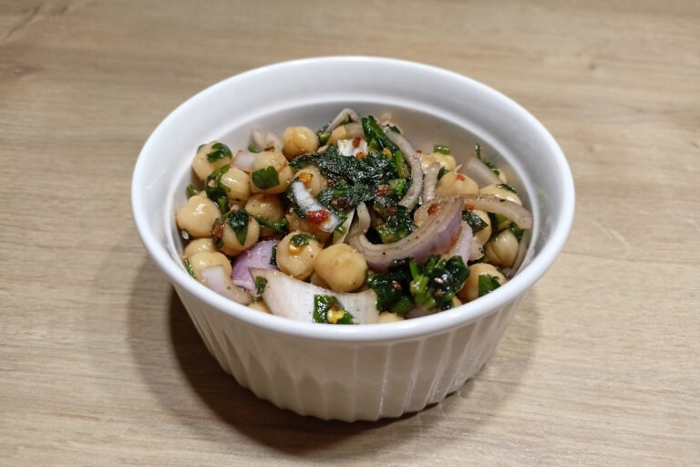 sałatka z ciecierzycy