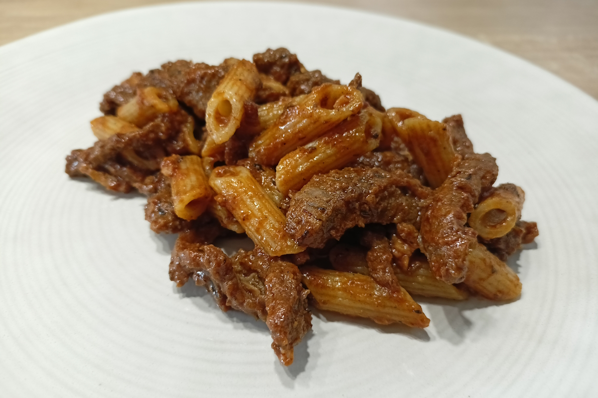 makaron z wołowiną i boczkiem